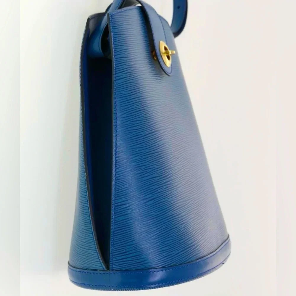 Louis Vuitton Toledo Blue Epi Cluny Bag